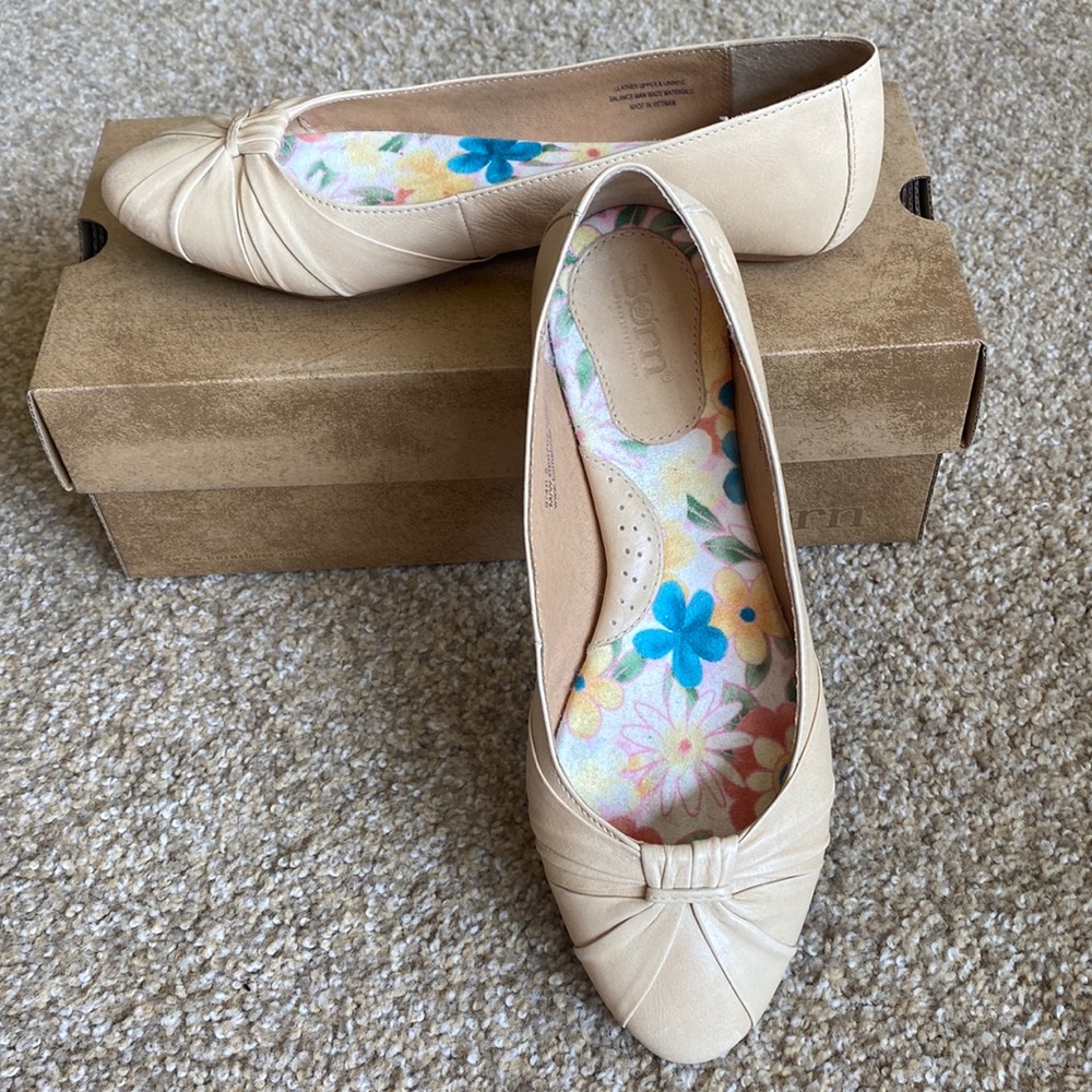 Born leather almond toe ballet flats sz 9, tan / beige / nude